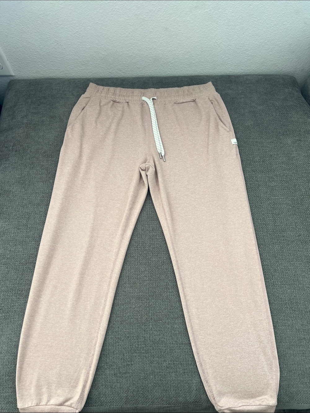 Vuori Women's Track Joggers in Blush Pink